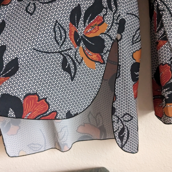 Isle by Melis Kozan Long Sleeve Lightweight Blouse Top Floral V-Neck Small - Picture 4 of 7